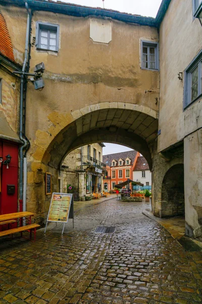 Straat in de middeleeuwse kern van Semur-en-Auxois — Stockfoto