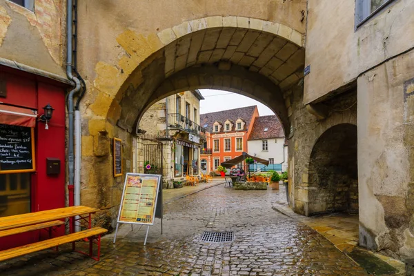 Straat in de middeleeuwse kern van Semur-en-Auxois — Stockfoto
