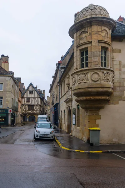 Casa velha com janela de oriel, em Dijon — Fotografia de Stock