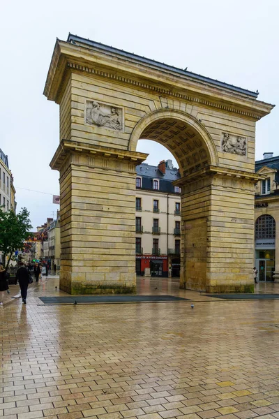 Dijon 'daki Porte Guillaume kapısı.
