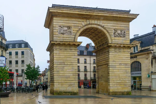 Dijon 'daki Porte Guillaume kapısı.