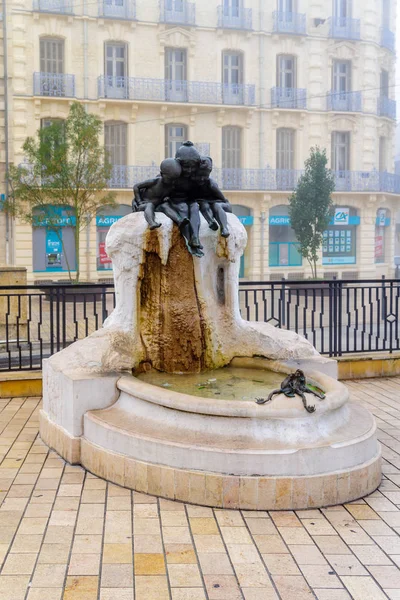 Ungdom fontänen i Darcy square, i Dijon — Stockfoto