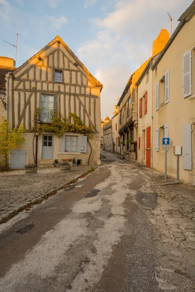 Plaza con casas de entramado de madera, en el pueblo medieval Noyers — Foto de Stock