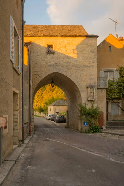 La puerta norte en el pueblo medieval Noyers-sur-Serein — Foto de Stock