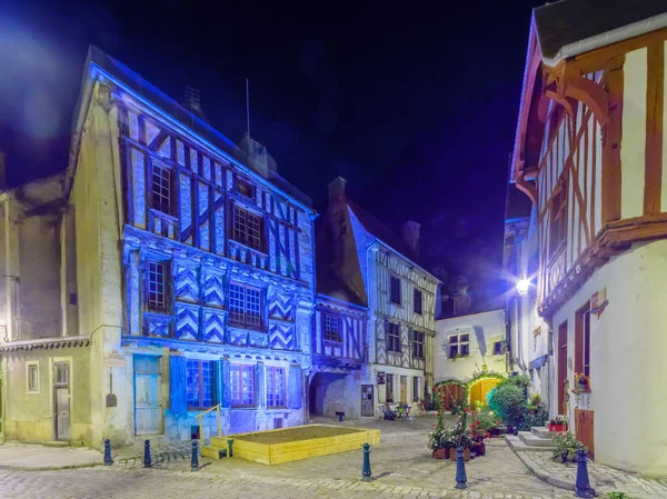 Plaza con casas de entramado de madera, en el pueblo medieval Noyers — Foto de Stock