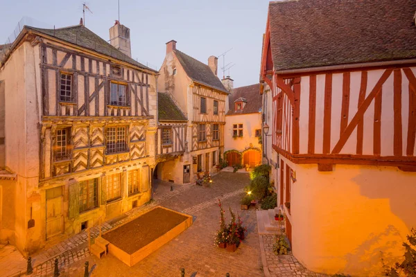 Plaza con casas de entramado de madera, en el pueblo medieval Noyers — Foto de Stock