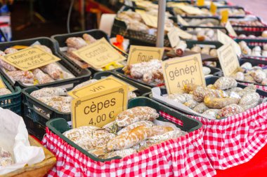 Fransız bir pazarda satışa sosis