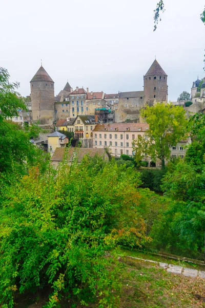 Mittelalterliche Befestigungsanlagen von Semur-en-Auxois — Stockfoto
