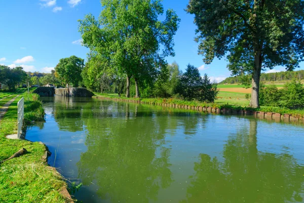 Uitzicht op het kanaal van Bourgogne — Stockfoto