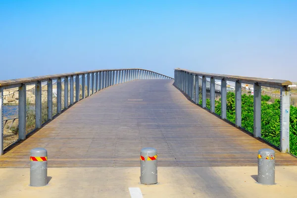 Eine Fußgängerbrücke, Teil der Strandpromenade, in tel-aviv — Stockfoto