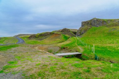 Kıyı şeridi ve peyzaj Steingrimsfjordur boyunca