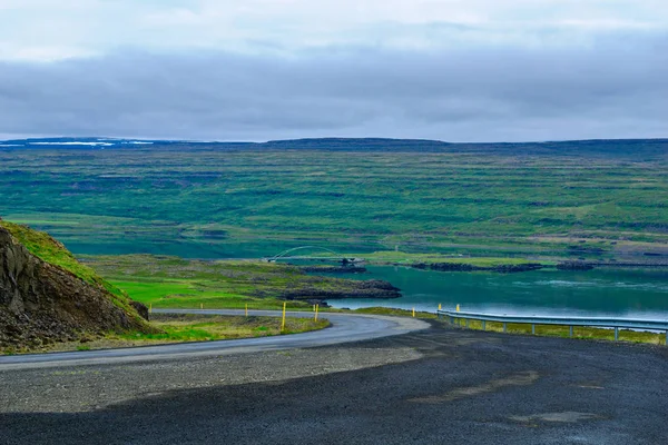 Campagna e paesaggio lungo il fiordo di Mjoifjordur — Foto Stock