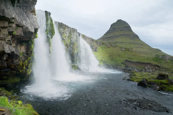 Kirkjufell mountain , and the Kirkjufellsfoss waterfalls — Stock Photo, Image