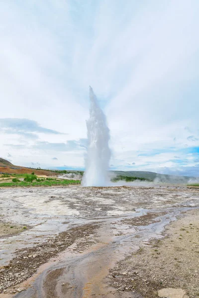 Éruption du geyser de Strokkur — Photo