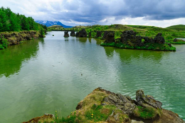 Het Myvatn-meer met verschillende vulkanische rotsformaties — Stockfoto