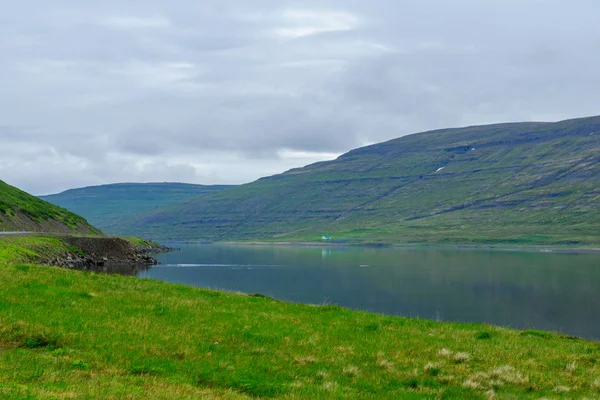 Linha costeira e paisagem ao longo do fiorde de Isafjordur — Fotografia de Stock