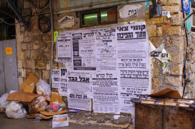 Pashkevil poster ve çöpe Mea Shearim, Jerusalem