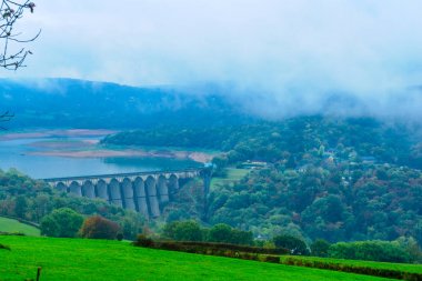 Lac (göl) de Panneciere Morvan dağlarda