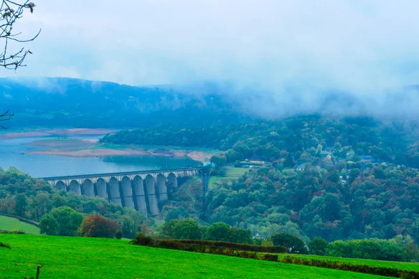 Lac (lac) de Panneciere dans les montagnes du Morvan — Photo