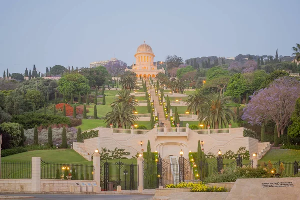 Jardines y santuario bahai al amanecer, en Haifa — Foto de Stock