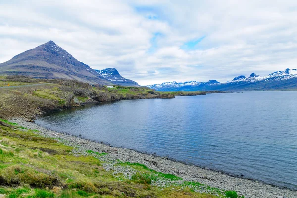 Kustlijn en landschap in de fjorden van Oosten — Stockfoto