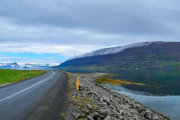 Linea costiera e paesaggio lungo il fiordo di Skotufjordur — Foto Stock