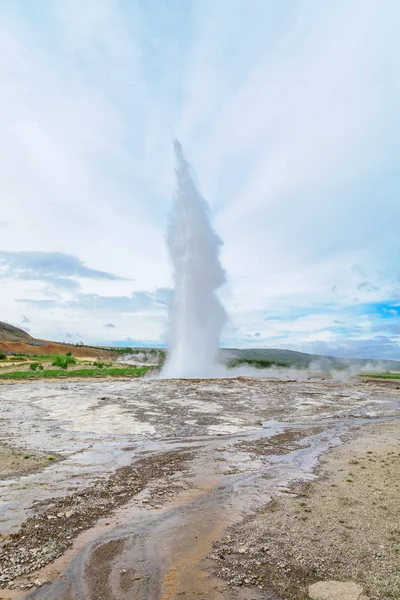 Eruption of the Strokkur geyser — Stock Photo, Image