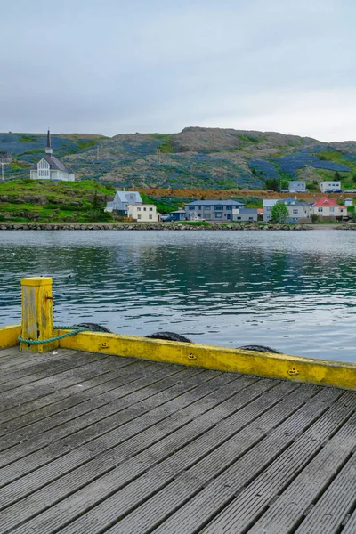 漁港と Holmavik 教会 — ストック写真