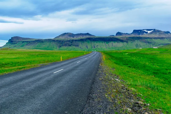 Estrada e paisagem na península de Snaefellsnes — Fotografia de Stock