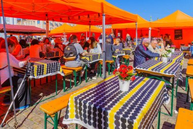 Cafe sahneden Güney harbor pazar meydanında, Helsinki