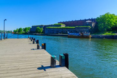 Dock, tekneler ve ziyaretçiler, Helsinki ile Suomenlinna ada