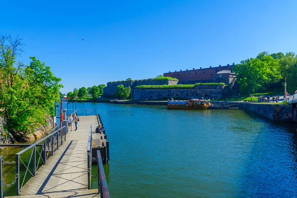 Suomenlinna Insel, mit Docks, Booten und Besuchern, in Helsinki — Stockfoto