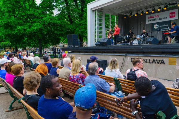 Esplanade Park s hudebníky a diváky v Helsinkách — Stock fotografie