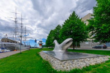 Symbiosis heykel, Turku içinde