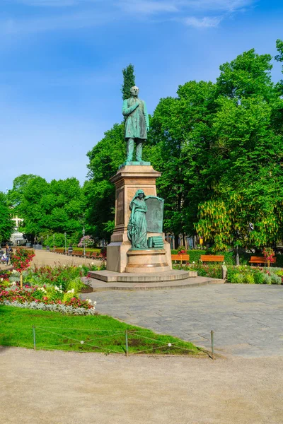 Parque esplanada e a estátua de Runeberg, em Helsínquia — Fotografia de Stock