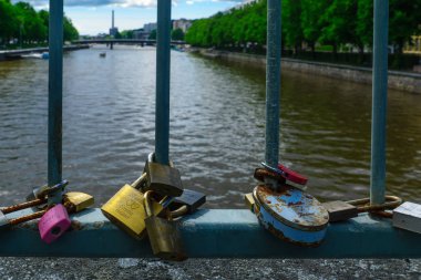 Turku'da Tiyatro Köprüsü'nde Aşk Kilitleri