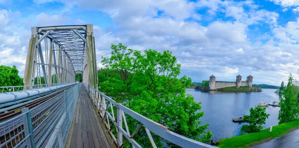 Pohled na železniční most a hrad Olavinlinna v Savonlinně — Stock fotografie