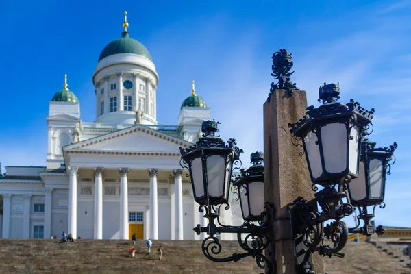 Lampada stradale e cattedrale luterana, a Helsinki — Foto Stock