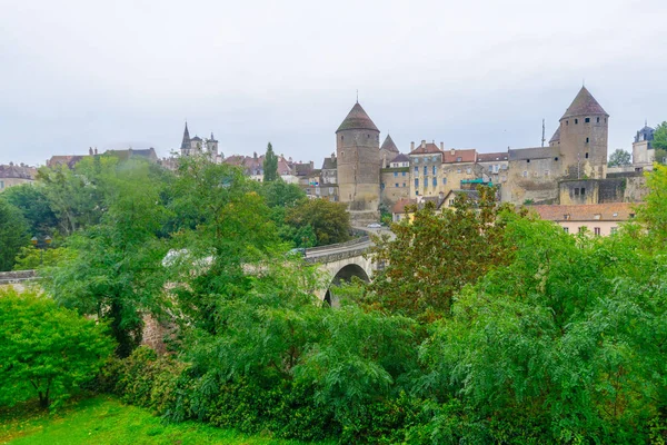 Mittelalterliche Befestigungsanlagen von Semur-en-Auxois — Stockfoto