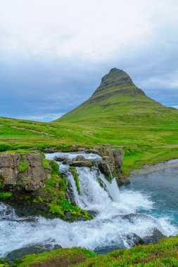 Kirkjufell dağın ve Kirkjufellsfoss şelaleler