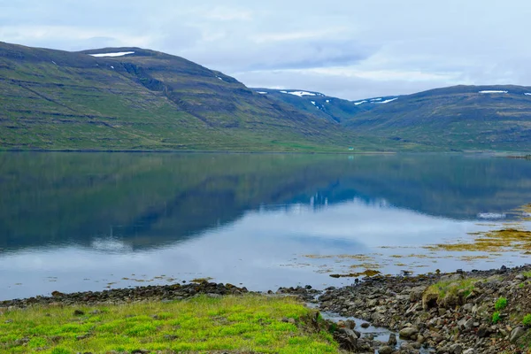 Línea costera y paisaje a lo largo del fiordo de Isafjordur — Foto de Stock