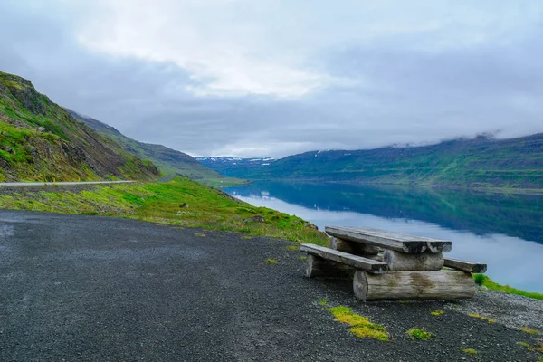 海岸线和沿 Skotufjordur 峡湾景观 — 图库照片