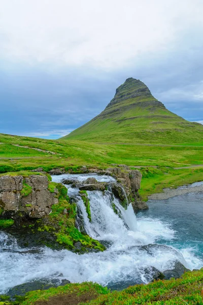 Kirkjufell montanha, e as cachoeiras Kirkjufellsfoss — Fotografia de Stock