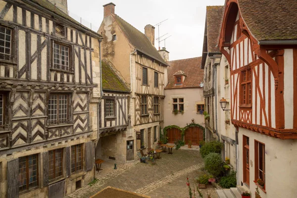 Plaza con casas de entramado de madera, en el pueblo medieval Noyers —  Fotos de Stock
