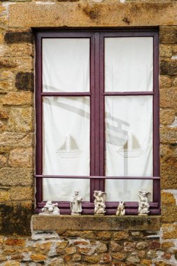 Le Mont-Saint-Michel Mon dini heykeller penceresiyle