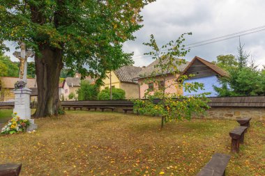 Roma Katolik ahşap Hervartov kilise bahçesinde