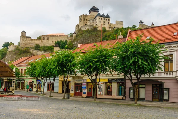 Vieux centre et le château, à Trencin — Photo