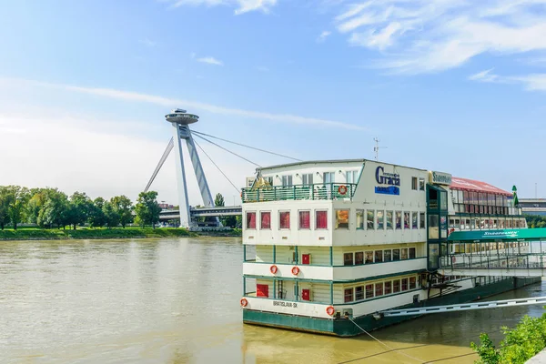 Donau und Snp-Brücke, in Bratislava — Stockfoto