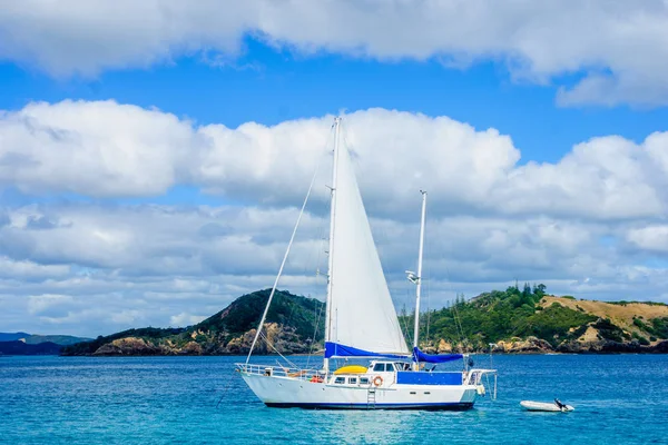 Fishing boat and landscape in the Bay of Islands — Stock Photo, Image