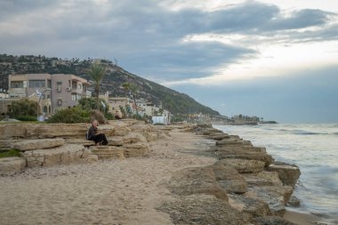 Yarasa Galim beach promenade, gün batımında, Haifa